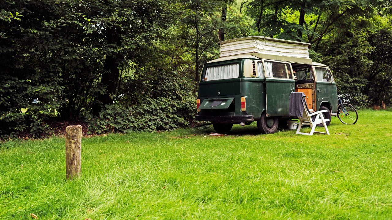 Campingbus mit Hubdach im Wald